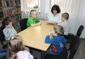 Przedszkolaki słuchają bajkę o żółwiu Hubercie 1