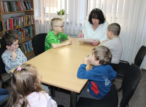 Kwietniowe czytanie Bajek-Pomagajek w bibliotece