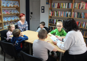 Przedszkolaki słuchają bajkę o żółwiu Hubercie 2