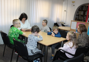 Przedszkolaki słuchają bajkę o żółwiu Hubercie 3