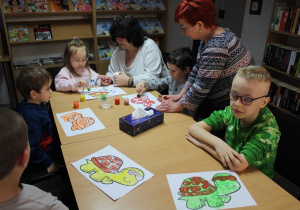 Dzieci z pomocą p. Ewy i Ani wykonują pracę plastyczną