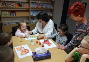 Dzieci wykonują pracę plastyczną 2