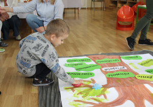 Boguś podczas tworzenia "drzewka przyjaźni"