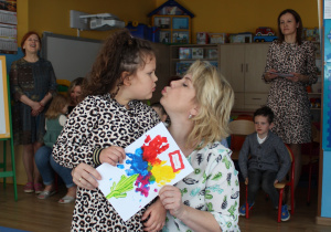 Dla Ciebie Mamo - na zdjęciu Julia wręcza laurkę swojej mamie