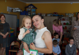 Dla Ciebie Mamo - na zdjęciu Martynka ze swoja mamą