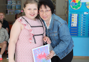 Dla Ciebie Mamo - na zdjęciu Natalka wręcza laurkę swojej mamie