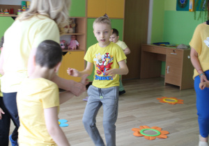 Na tropie zapylaczy - na zdjęciu przedszkolaki w trakcie zabawy muzyczno - ruchowej