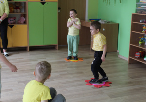 Na tropie zapylaczy - na zdjęciu przedszkolaki w trakcie zabawy muzyczno - ruchowej