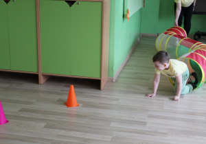 Na tropie zapylaczy - na zdjęciu Yaroslav pokonuje kolorowy tor przeszkód