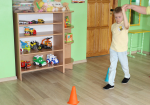 Na tropie zapylaczy - na zdjęciu Oluś pokonuje kolorowy tor przeszkód