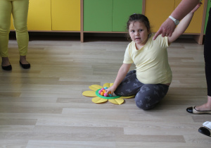 Na tropie zapylaczy - na zdjęciu Julia pokonuje kolorowy tor przeszkód