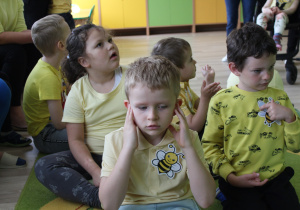 Na tropie zapylaczy - na zdjęciu przedszkolaki Julia, Oluś i Kubuś, w tle inne dzieci