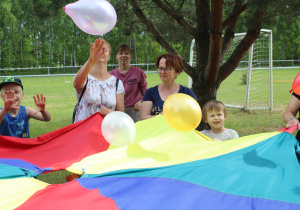 Uczestnicy wycieczki podczas zabawy z chustą animacyjną