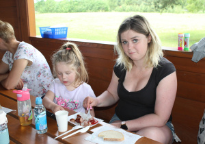 Piknikowy poczęstunek - na zdjęciu Oliwia z mamą