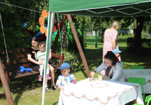 Boguś z mamą kosztują ciasto