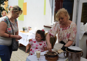 Julia z mamą kosztują chleb ze smalcem
