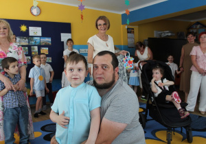 Yarek wręcza upominek Tatusiowi