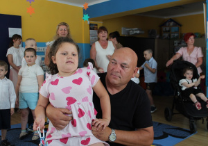 Julia wręcza upominek Tatusiowi