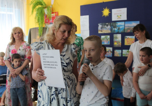 Kacper recytuje wiersz / obok pani Agnieszka