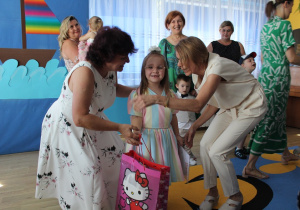 Pani dyrektor wręcza dyplom i nagrodę Ani