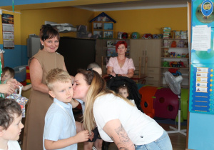 Oluś wręcza upominek Mamie dla Tatusia