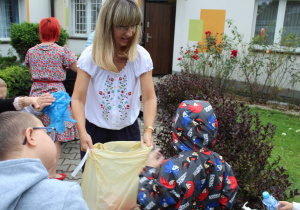 Sprzątanie świata - dzieci sprzątają teren wokół przedszkola