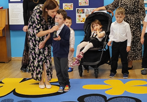 Część artystyczna - Kuba recytuje wiersz pod opieką Pani Ani