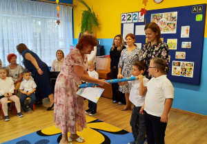 Pani dyrektor przyjmuje do grona przedszkolaków Michała