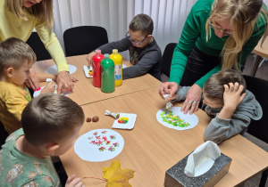 Spotkanie w MBP - przedszkolaki podczas wykonywania pracy plastycznej