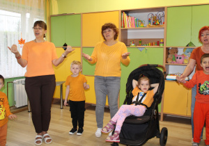 Dzień pomarańczowy - na zdjęciu Antoś, Filip, Nadia i Ksawery z Panią Dyrektor, p. Ulą i Anią podczas zabawy przy muzyce
