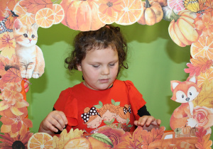 Dzień pomarańczowy - na zdjęciu Julia w jesiennej fotoramce