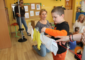 Tydzień higieny - na zdjęciu Krzysiu rozwiesza "pranie"