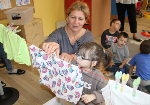 Tydzień higieny - na zdjęciu Marysia z pomocą p. Agnieszki rozwiesza "pranie"