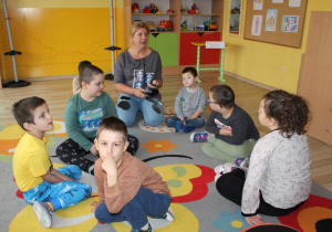 Tydzień higieny - na zdjęciu przedszkolaki i p. Agnieszka siedzą w kole