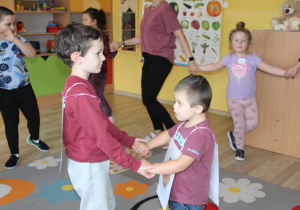 Tydzień higieny - na zdjęciu Kuba i Antoś tańczą do piosenki "Buraczek i cebulka"