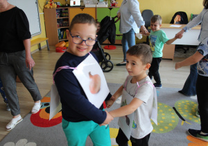 Tydzień higieny - na zdjęciu Szymon i Wiktor tańczą do piosenki "Buraczek i cebulka"