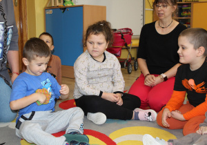 Tydzień higieny - na zdjęciu Wiktor, Julia i Krzysiu z p. Ulą w trakcie zabawy "Czarodziejski worek"