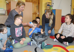 Tydzień higieny - na zdjęciu przedszkolaki z p. Agnieszką i Anetką w trakcie zabawy "Czarodziejski worek"