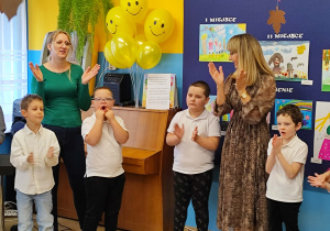 Dzieci z paniapi śpiewają piosenkę i klaszczą