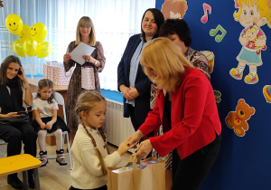 Pani wiceprezydent wręcza pierwszą nagrodę