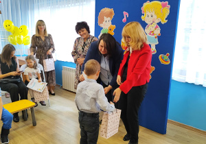 Pani wiceprezydent wręcza wyróżnienie.