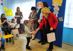 Pani wiceprezydent wręcza wyróżnienie.