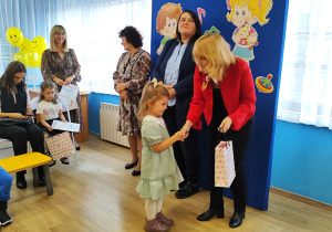 Pani wiceprezydent wręcza wyróżnienie.