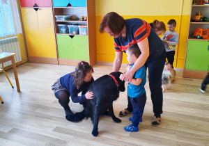 Zajęcia z dogoterapii - na zdjęciu Antoś i Julia z p. Asią