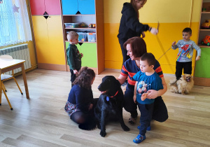 Zajęcia z dogoterapii - na zdjęciu Filip, Julia, Antoś, Wiktor z p. Asią i terapeutką