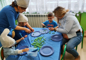 Dzień niebieski - dzieci z grupy II łapią makaronowe rybki na słomki.