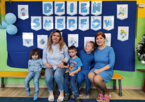 Dzień niebieski - na zdjęciu dzieci z grupy II z p. Ulą i z p. Anią.