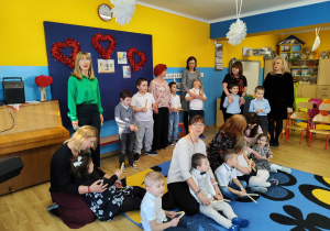 Dzień babci i dziadka - przedszkolaki z paniami śpiewają piosenkę i grają na klawesach