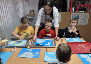 Dzieci wykonują pracę plastyczną do wysłuchanego opowiadania