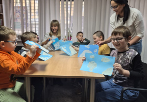 Dzieci prezentują swoje prace